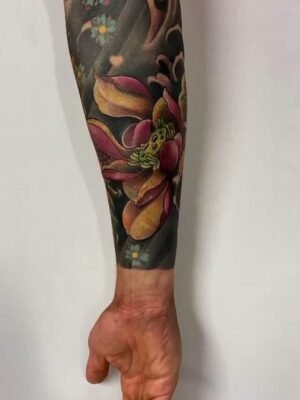 Tatuaje neotradicional brazo manga