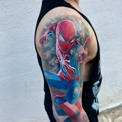 Tatuaje realista a color de Spiderman